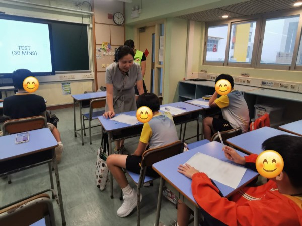 共享導師與學生一起研究課堂工作紙