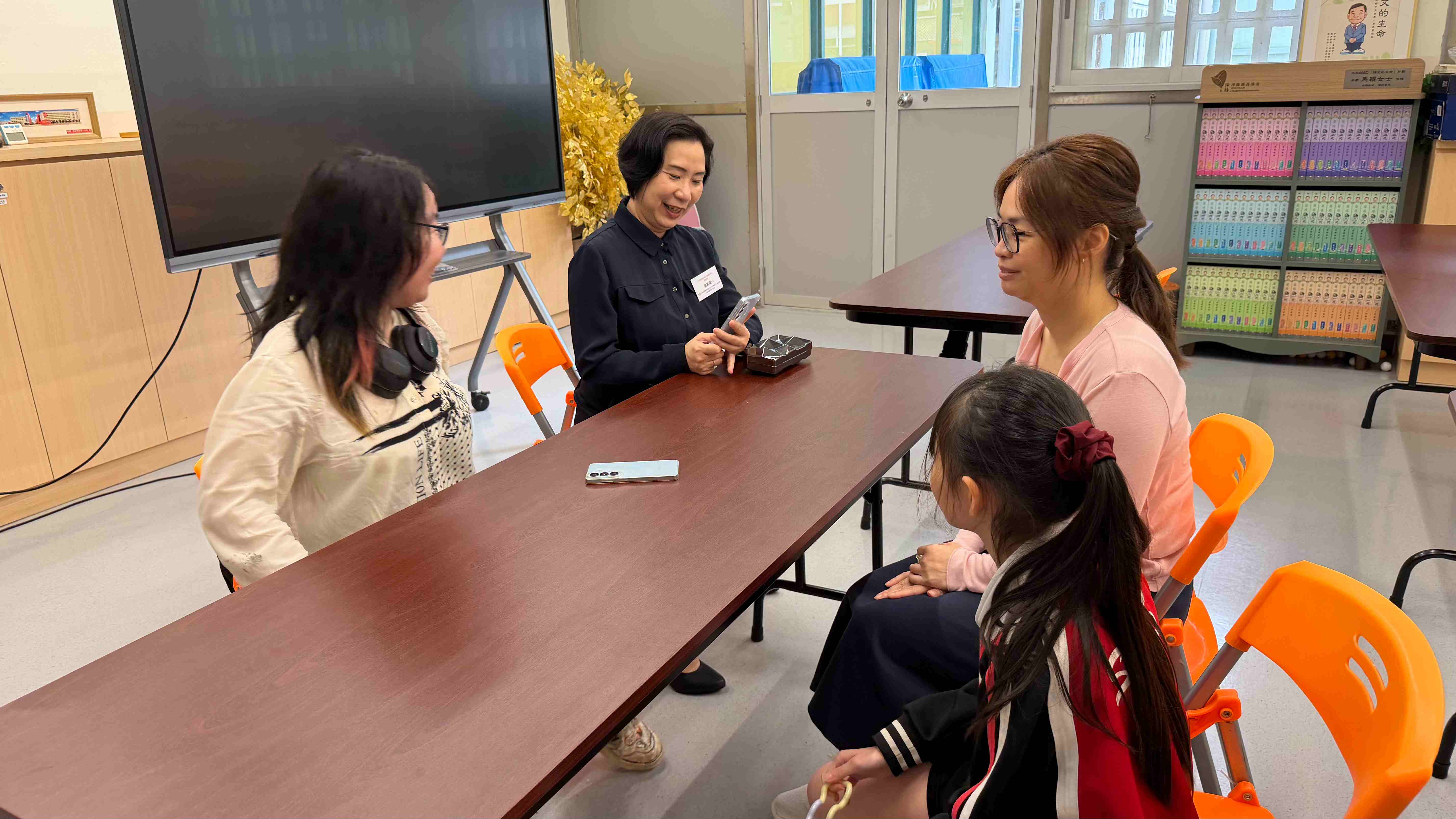 大公文匯報採訪本會吳會長及受惠學生及家長