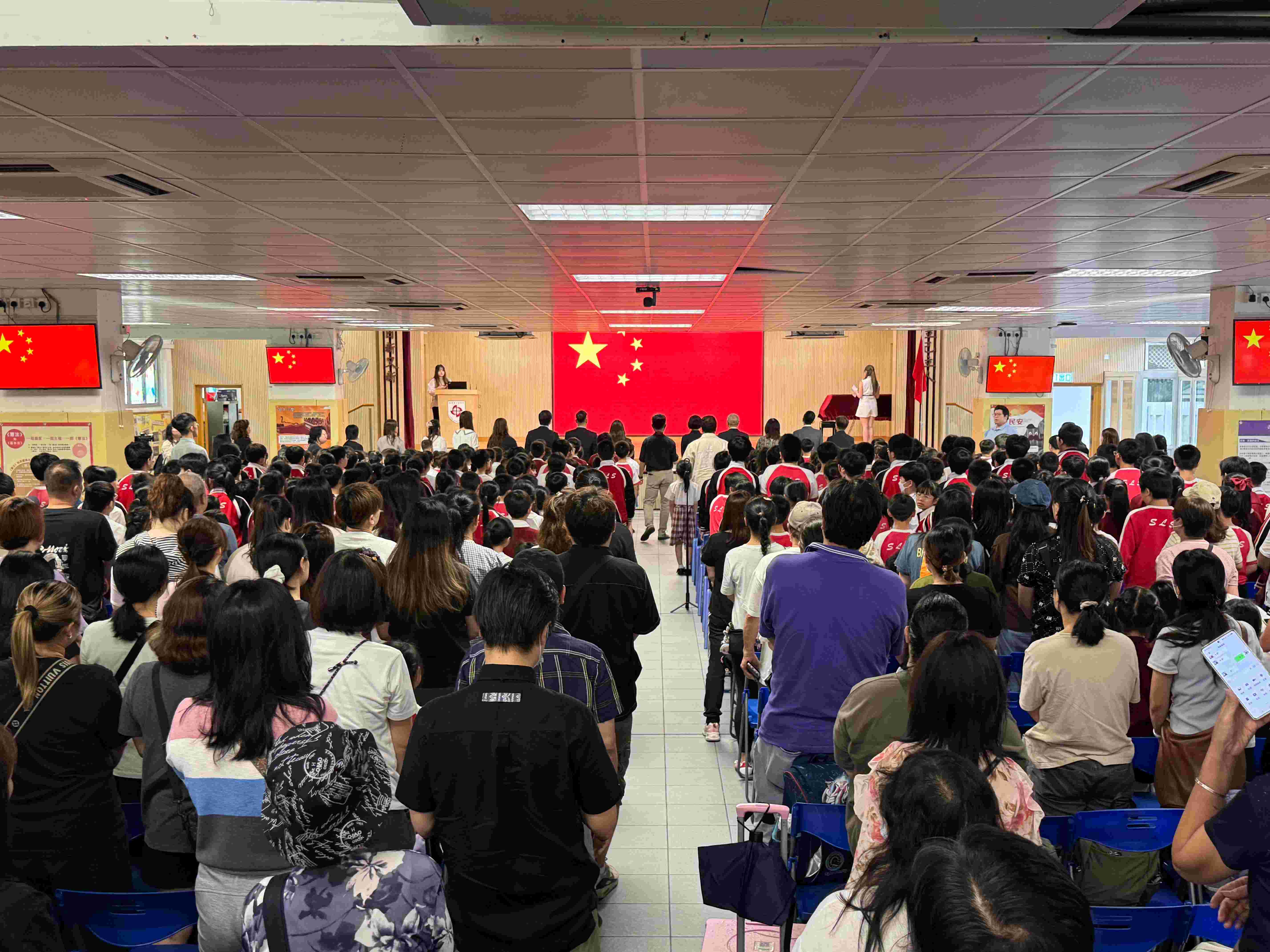 全場奏唱國歌